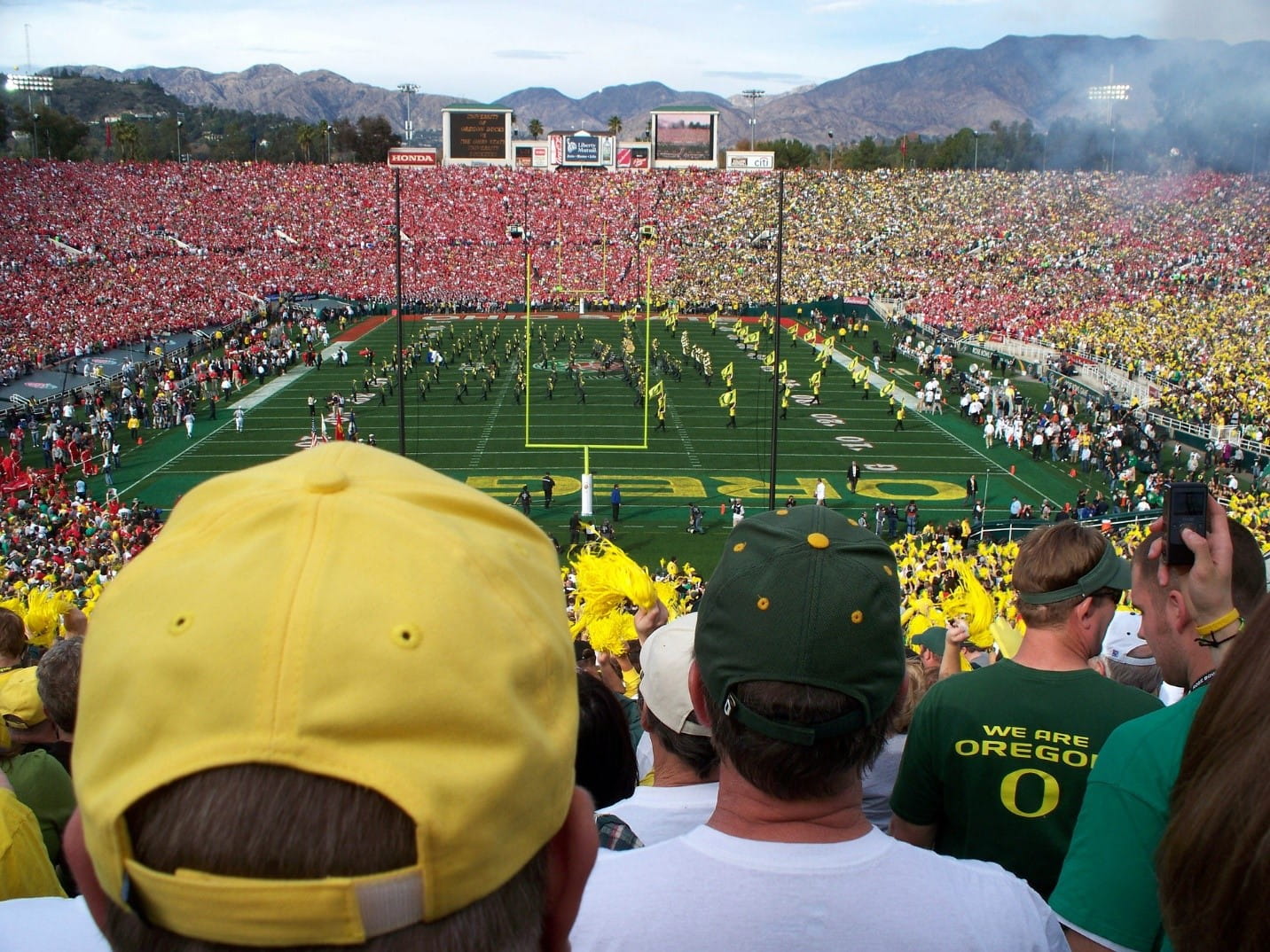 Football bowl. Роуз Боул стадион. Калифорния стадион для футбола. Стадион цветок. Pasadena спорт.