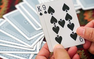 An image of opposing Chinese poker hands